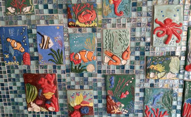 les océans décoration en terre cuite sur un mur de la piscine