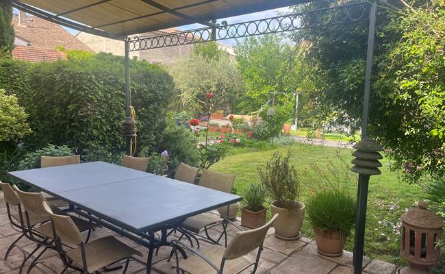 Le petit-déjeuner avec vue sur le jardin de notre maison