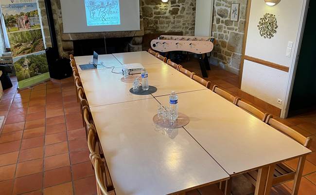 Salle de réunion de travail au Gîte et Hostel Le Ty Bihui-Bretagne Vallée du Blavet