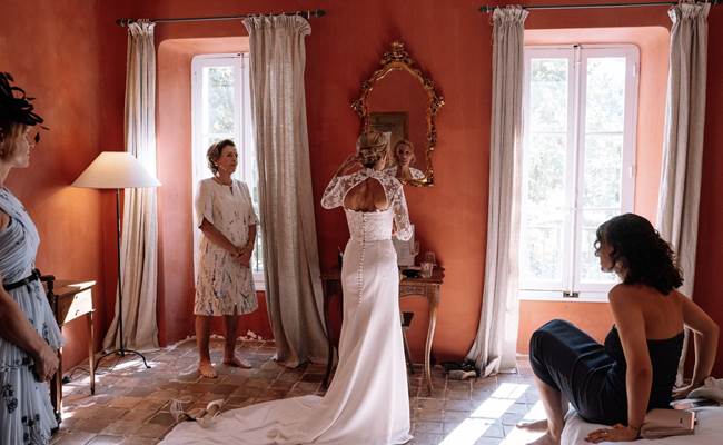 Préparation de la mariée dans la Chambre Rouge