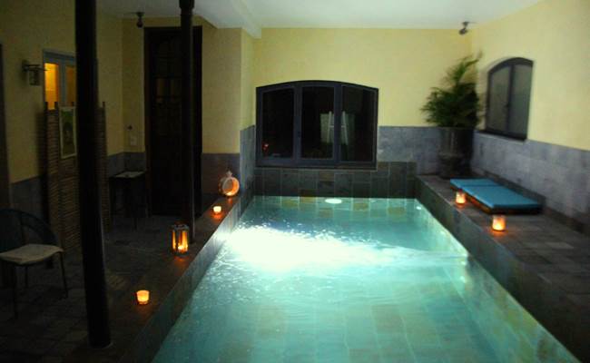 ambiance de nuit de la piscine