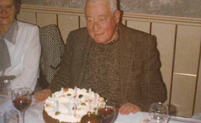 Alden, ému, devant son gâteau d'anniversaire (80 ans), dans le local de Noville.