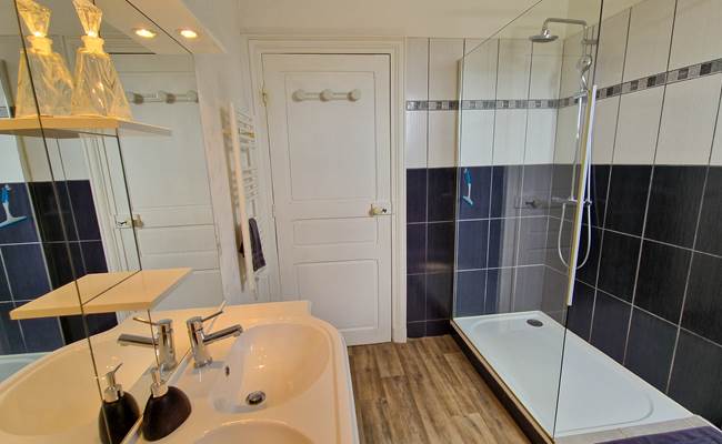 L'une des 3 salles de bain