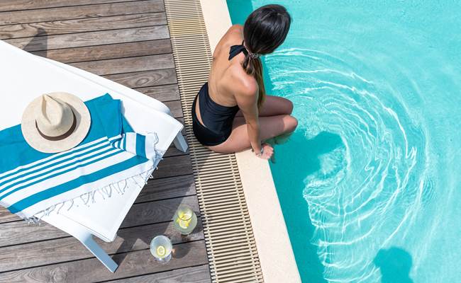Au bord de la piscine
