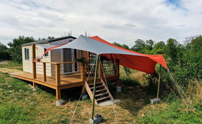 Mobil-home et terrasse PMR