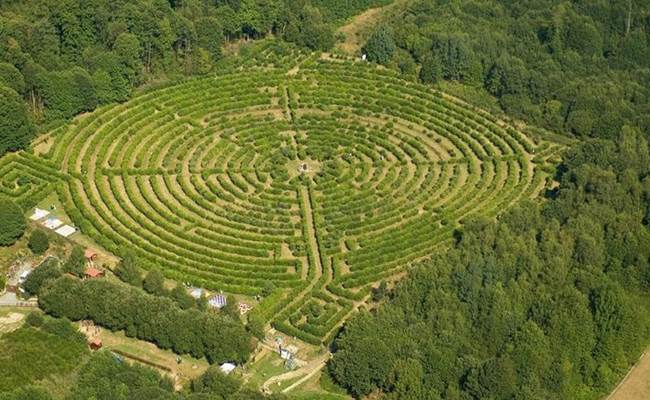 Le Labyrinthe Géant des Monts de Guéret, parc de loisirs construit autour d'un labyrinthe végétal