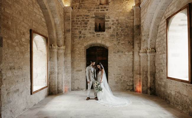 Futurs mariés dans la chapelle du Prieuré