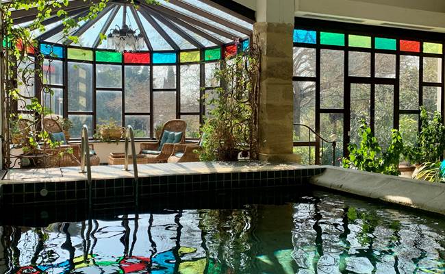 Piscine intérieure chauffée et son jacuzzi dans le Vaucluse