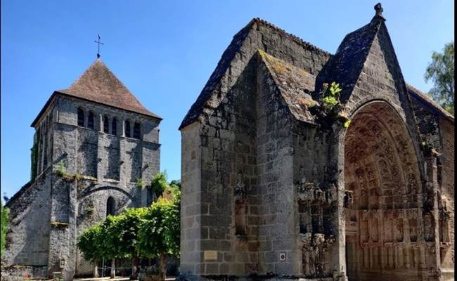 Posé au bord de la Creuse, Moutier d'Ahun est l'un des plus beaux villages du Limousin et l'un des préférés des français