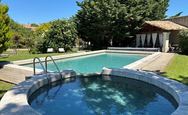 Piscine extérieure et son jacuzzi