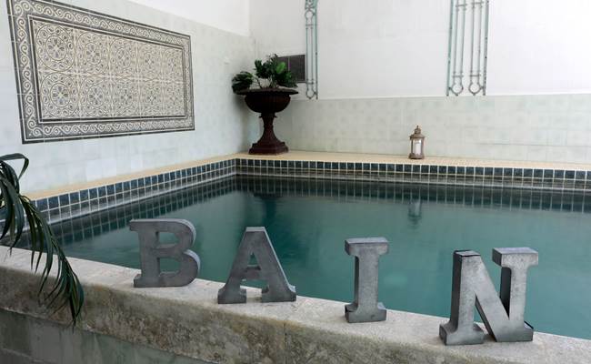 Piscine intérieure chauffée et son jacuzzi dans le Vaucluse