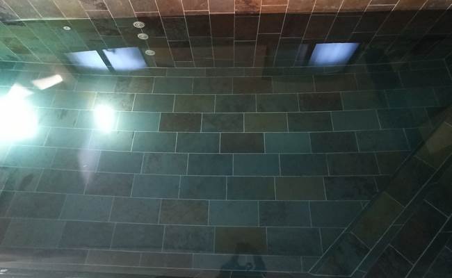 le fond en pierre de la piscine