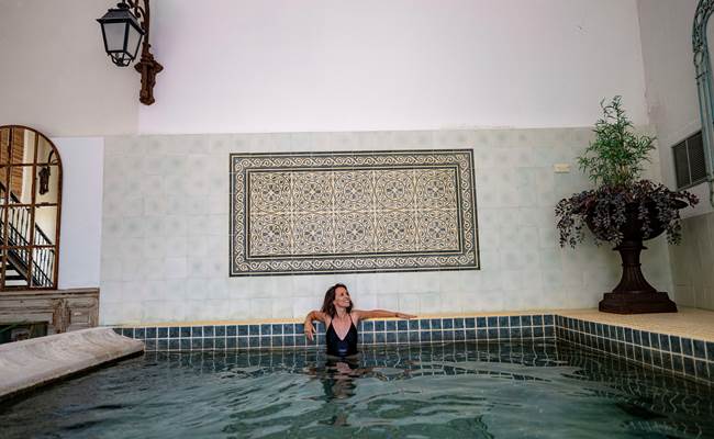 Piscine intérieure chauffée à Orange