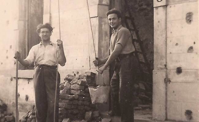 De zoon van Jules Koeune (Jean), mijn vader, links op de foto, begon met de hulp van een vriend al snel met de wederopbouw in 1945.