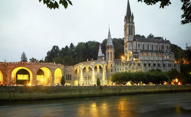 Lourdes Procession aux flambeaux devant la basilique du Rosaire