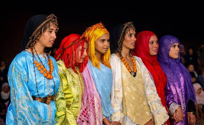 Jeunes femmes en tenues de fête pour un mariage traditionnel berbère