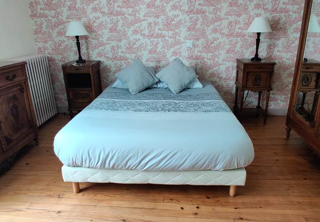 Chambre d'hôte rouge-lit double-180x200cm-le Fleix