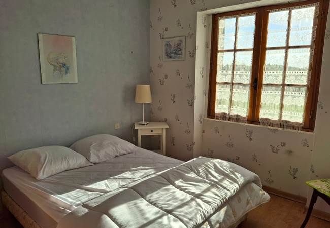 Chambre 1 rdc, lit double, confort et climatisation, rangements et vue sur la nature