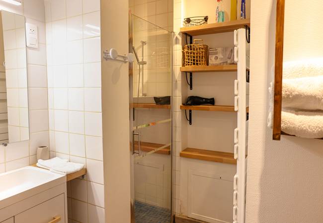 salle de bain avec douche à l’italienne