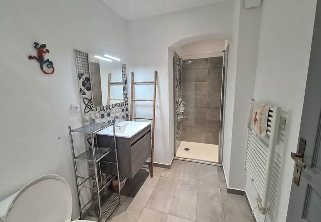 la salle de bain de l'appartement