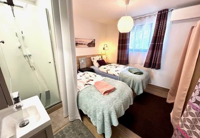Chambre 2 avec salle d'eau intégrée