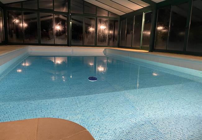 Piscine éclairée le soir