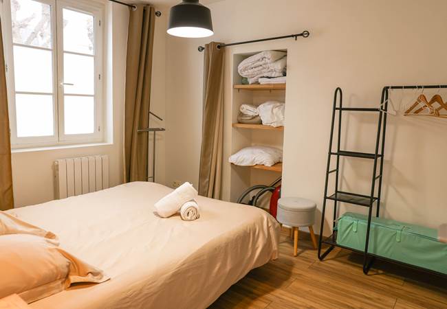 vue sur placard et lit bébé