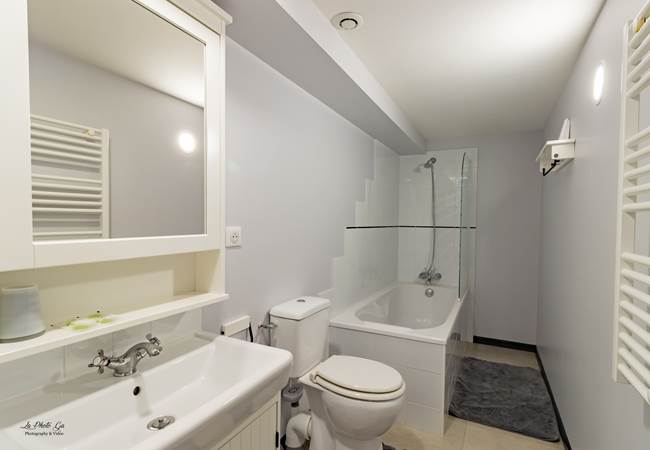 Salle de bain-douche-WC-gîte Les Deux Chênes