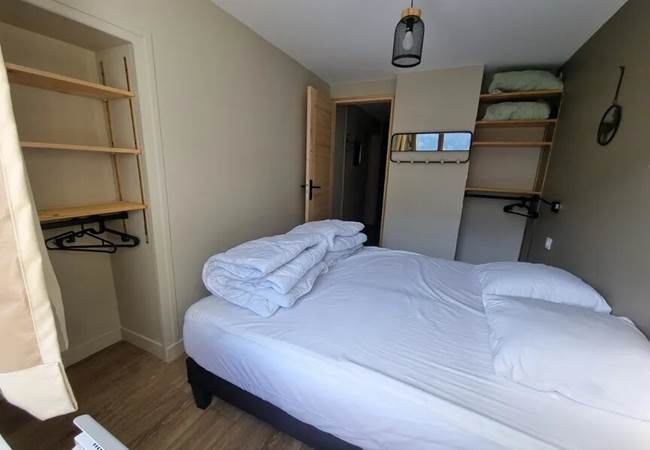 chambre avec les 2 lits simples rejoints en lit double avec surmatelas