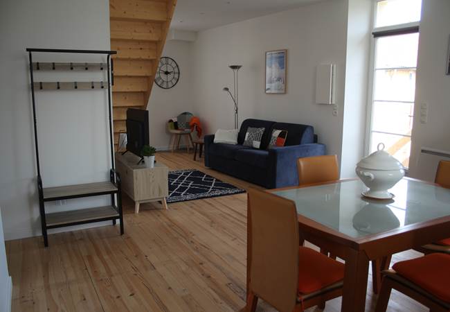 Coin repas, entrée et salon.