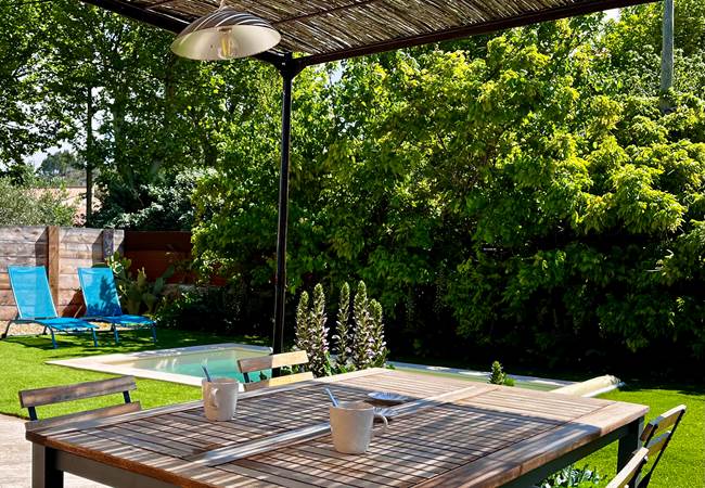 coin repas au bord de la piscine la barraquette