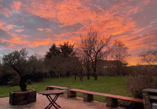 Terrasse et parc au coucher du soleil en hiver