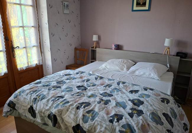 Chambre 2 rdc, lit double, confort et climatisation, rangements, accès direct jardin et vue nature depuis votre lit douillet