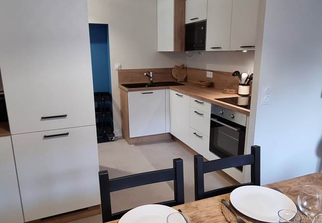 vue sur cuisine entièrement équipée