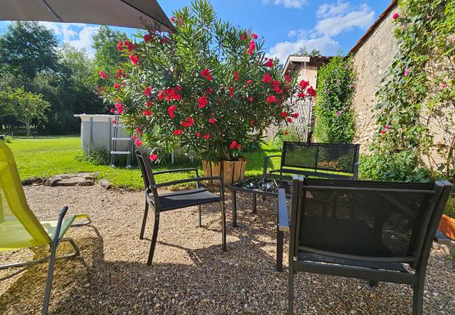 salon-de-jardin-apero-fauteuil-relax-appartement-gite-chambres-hotes-fougueyrolle