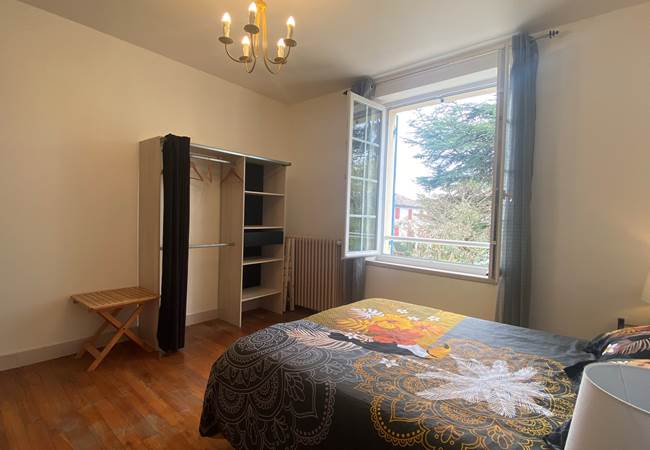 Chambre-jaune-couple-lit double-douche-Près de saint pierre d'eyraud