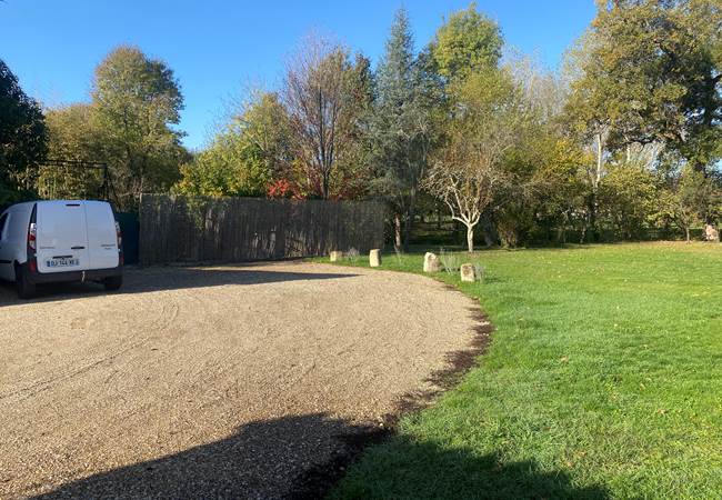 parking-prive-clos-5-places-domaine-deux-chenes-securise-gite-chambres-hotes