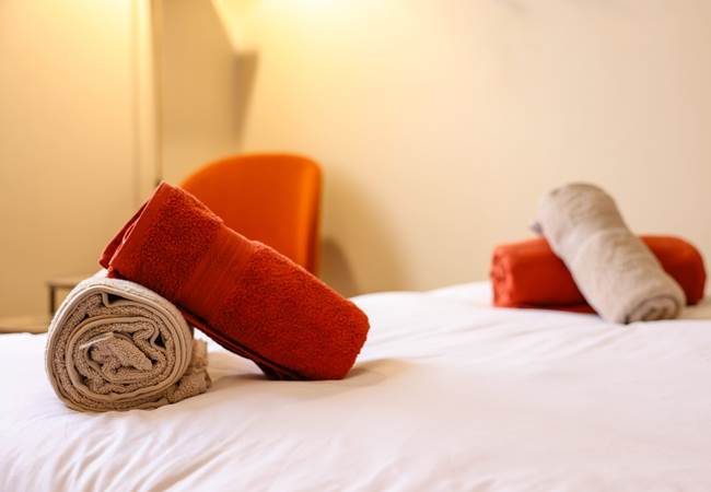 •	linge de bain fourni