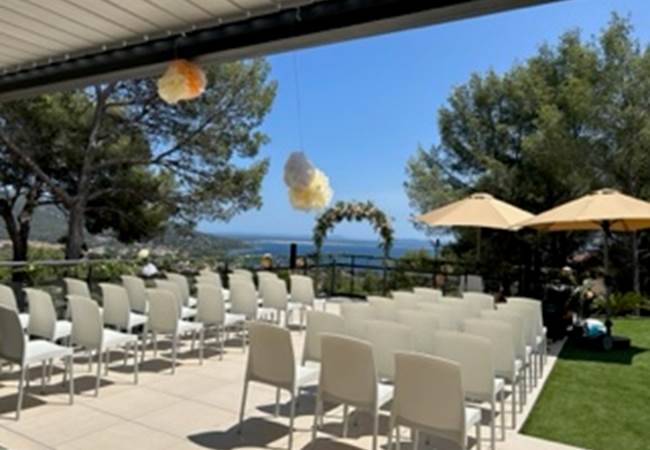 Terrasse aménagée lors d'un mariage