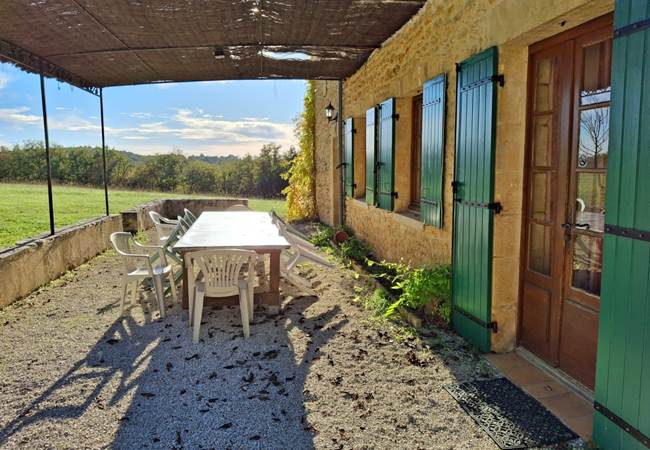 Grande terrasse ombragée, idéale pour repas partagés en famille ou entre amis, cadre magnifique sur une nature paisible et arborée