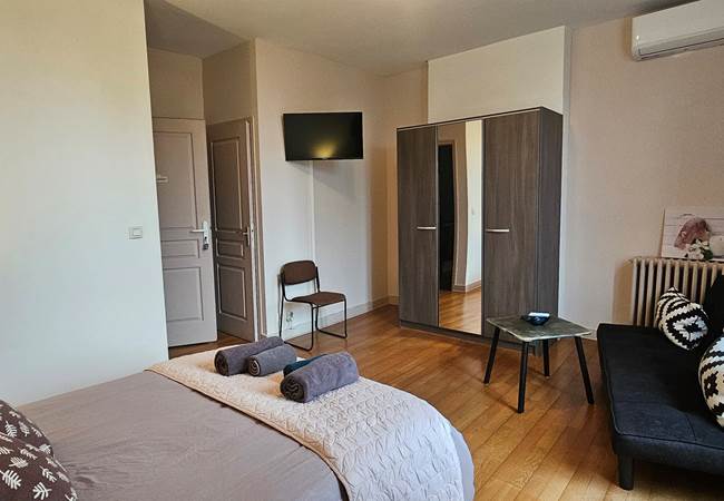 Chambre Brune Vallée de la Dordogne-télévision-armoire 3 portes