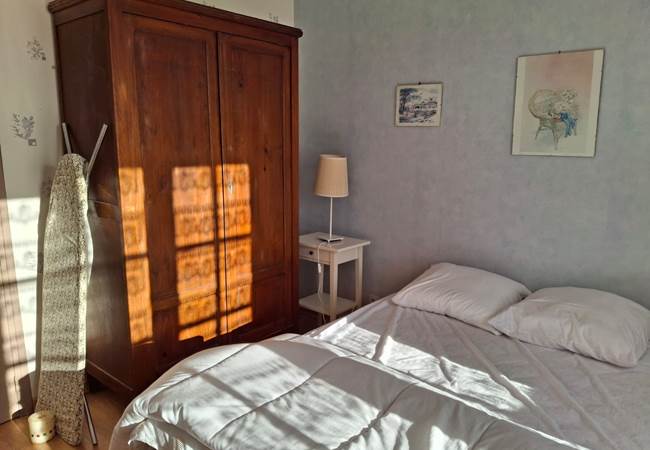 Chambre 1 rdc, lit double, confort et climatisation, rangements et vue sur la nature