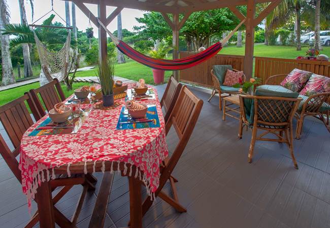 A-l-ombre-des-palmiers-royaux-jardin-l'or-des-caraibes