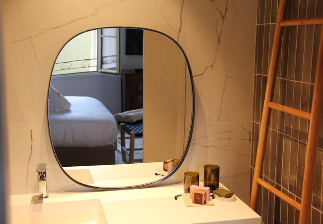 vaste salle de bain, douche à gauche, toilettes indépendants à droite