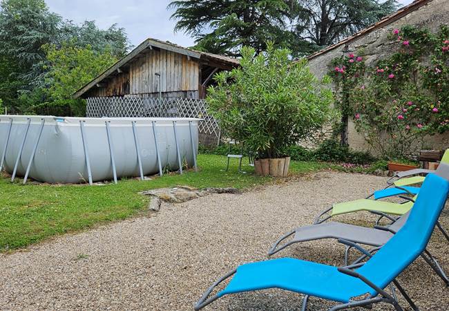 piscine-7x4m-hors-sol-gite-chambres-hotes-les-deux-chenes-transats-parasols