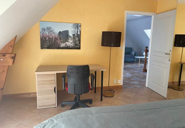 Chambre jaune avec bureau