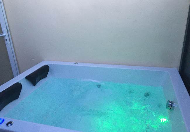 jacuzzy  privatif pour deux en exterieur  disponible d avril a octobre