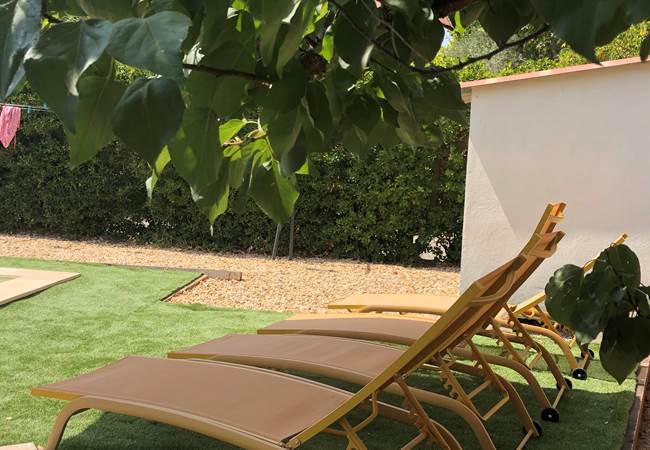 Coin détente à la piscine privée