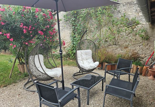 Relax-salon-piscine-parasol-Près de Montpon-Ménestérol