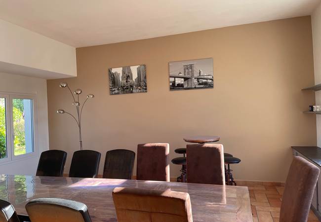 Salle a manger ensoleillee